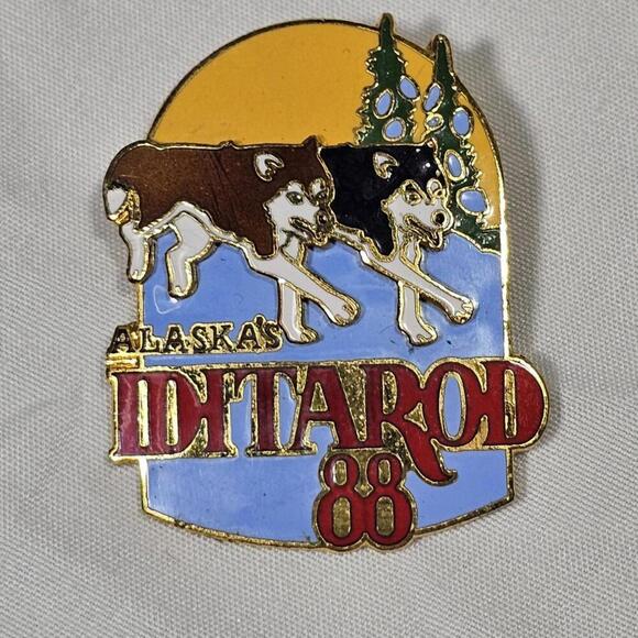 Vtg 1988 Alaska Iditarod dog sled race Layered Pin  1000+ tough miles. Enamel - Picture 1 of 4